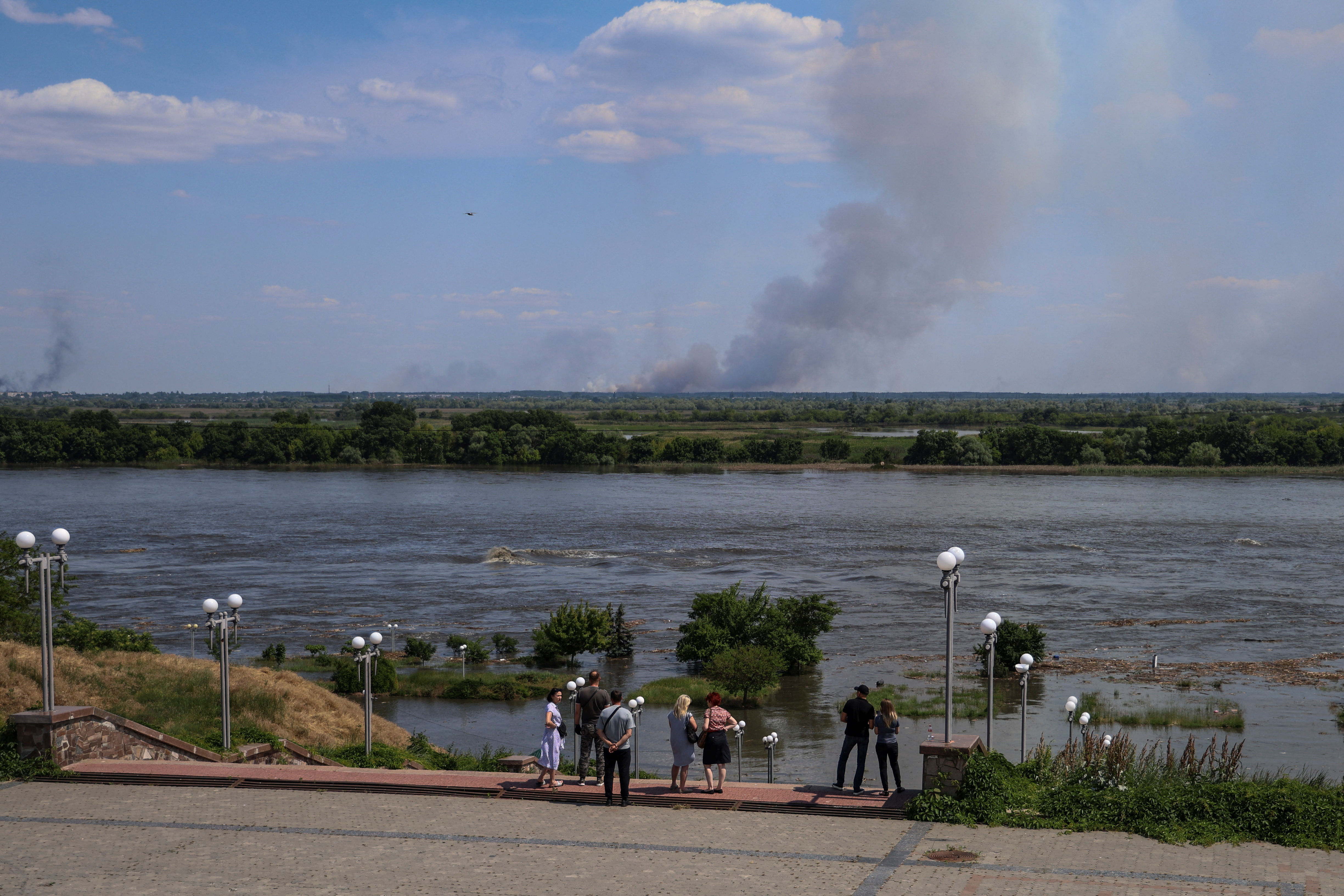 ▲▼ 新卡科夫卡水壩（Nova Kakhovka dam）被炸毀，赫爾松居民家園泡水。（圖／路透）