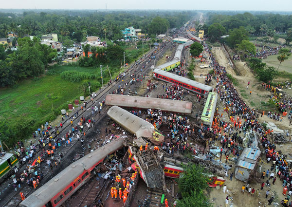 ▲▼印度奧里薩邦2日3列火車相撞事故。（圖／路透）