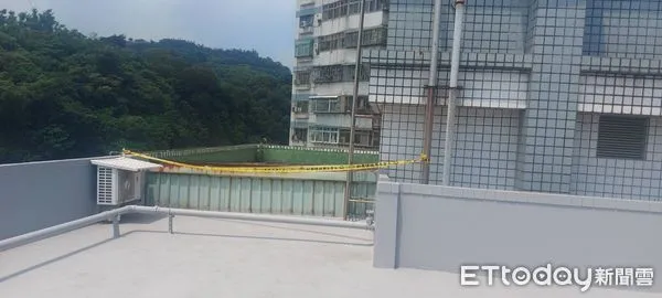 ▲▼ 五股一處社區大樓頂樓驚見一具男屍            。（圖／記者戴上容翻攝）