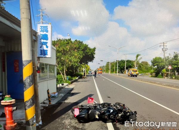 [新聞] 台南女騎士撞電桿小腿噴飛！3機車連環撞