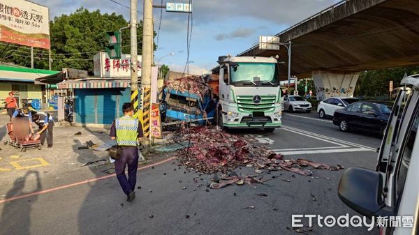 ▲屏東縣長治鄉南二高平面道路與水源路口6日下午發生車禍，魚加工廢料散落一地             。（圖／記者陳崑福翻攝）