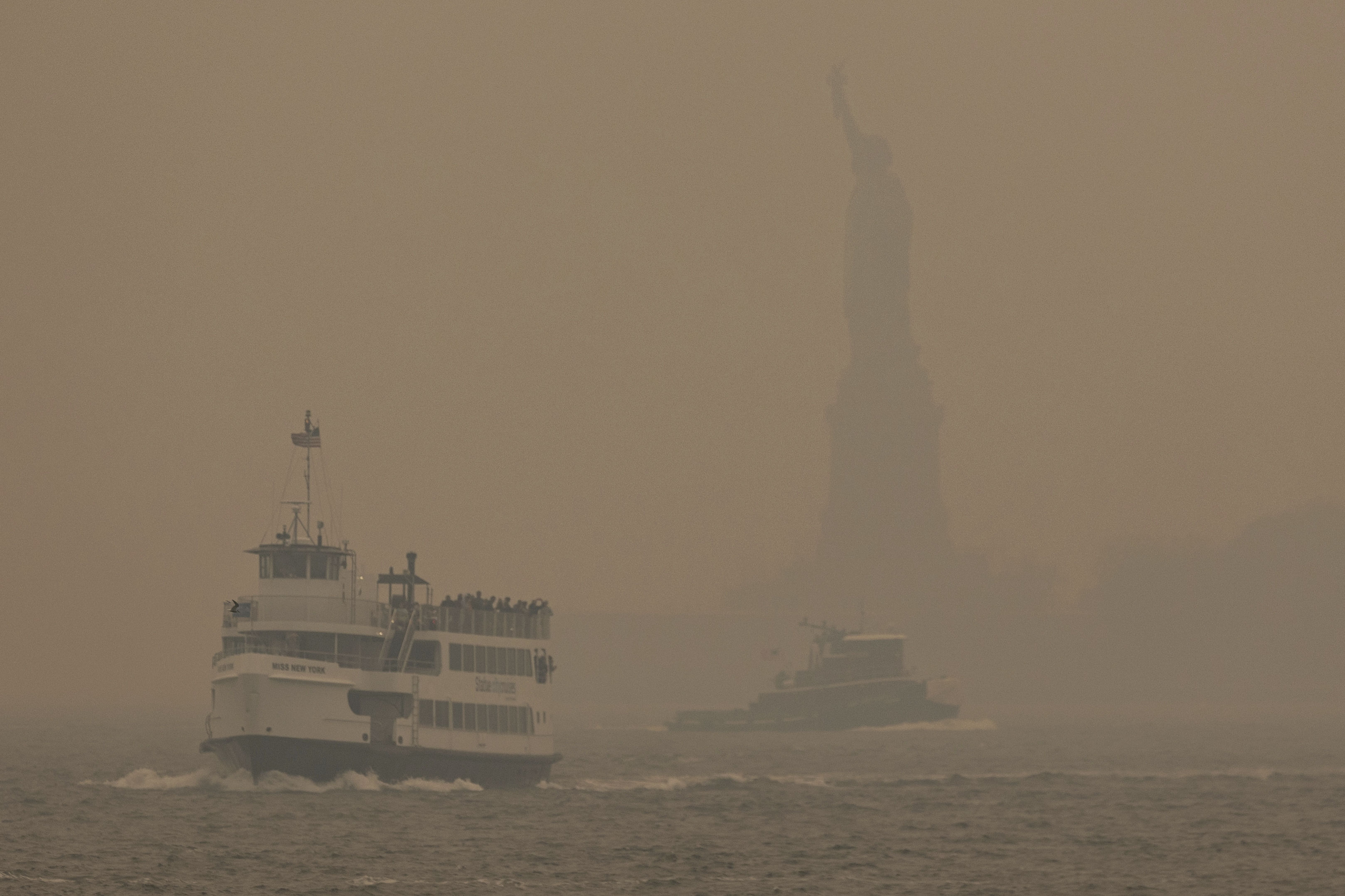 ▲▼ 美國紐約被霧霾籠罩。後面是自由女神像。（圖／達志影像／美聯社）