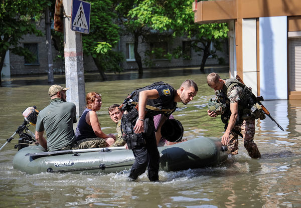 ▲▼烏南水壩被炸潰堤後，烏克蘭警察疏散當地居民。（圖／路透）