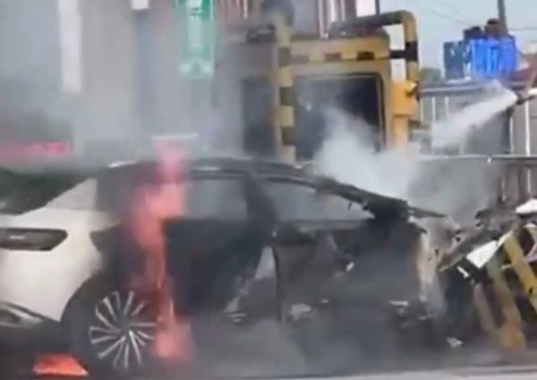 ▲▼杭州電動車「衝撞收費站」瞬間起火爆燃。（圖／翻攝自微博）