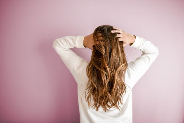 ▲▼5個「日常壞習慣」，讓你頭髮越來越油             。（圖／Unsplash、Pexels）