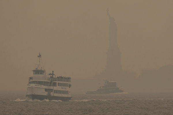 ▲▼ 美國紐約被霧霾籠罩。後面是自由女神像。（圖／達志影像／美聯社）
