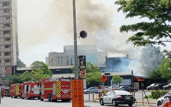 ▲桃園市八德區介壽路知名千葉火鍋店今天上午傳出火警，消防人員到場灌救中。（圖／翻攝自臉書《記憶八德》）