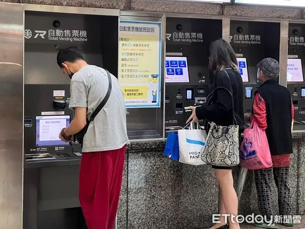 ▲▼台鐵,售票機,旅客,購票。（圖／記者李姿慧攝）