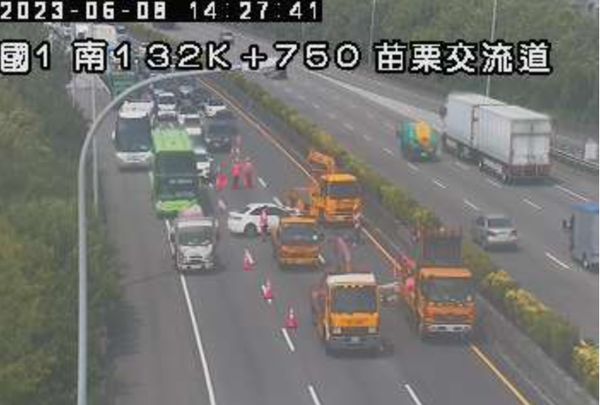 ▲▼06/08, 14:19國1南向132.7K，1小客+1施工緩撞車追撞事故占內2車道，回堵1K，請用路人小心行駛。（圖／翻攝高速公路1968）