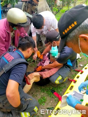 ▲▼苗栗果園內農用車卡在樹上，老農受困。（圖／記者蔡文淵翻攝）