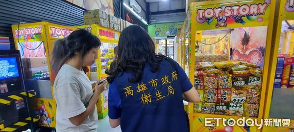 ▲稽查人員於自動販賣機店稽查。（圖／記者許宥孺翻攝）