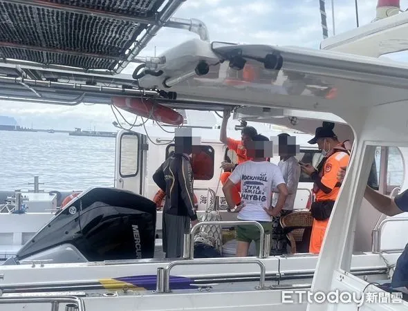 ▲▼       宜蘭龜山島小快艇翻覆沉沒！船上3人困海中      。（圖／記者游芳男翻攝）