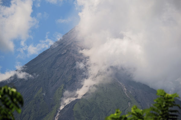 ▲▼呂宋島東南端的馬永火山（Mayon Volcano）已處於噴發狀態。（圖／達志影像／美聯社）