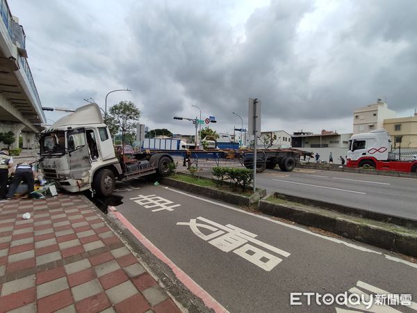 ▲▼高雄前鎮恐怖車禍。（圖／記者許宥孺翻攝）