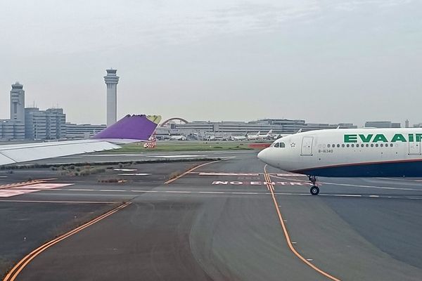 ▲▼  長榮航空與泰國航空客機在羽田機場發生擦撞。（圖／翻攝自推特）