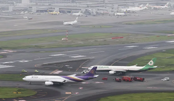 ▲長榮客機在羽田機場遭泰航客機擦撞。（圖／達志影像／美聯社）