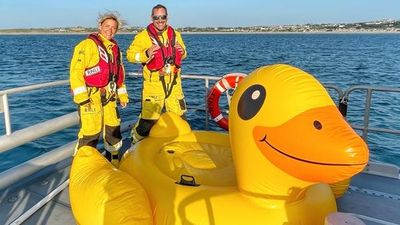 3男「搭黃色小鴨氣球」出海被吹遠200m　英勇男力拉救回