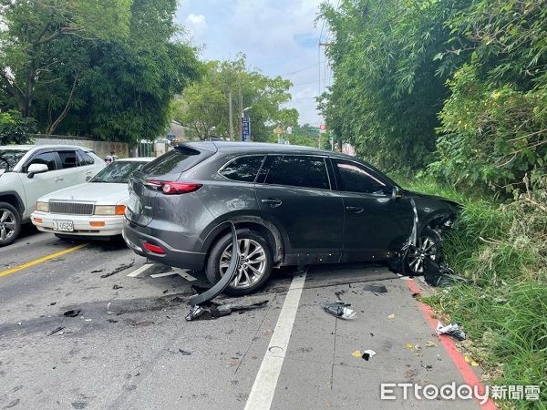 ▲失控黑色休旅車再與對向白色休旅車發生踫撞。（圖／平鎮警分局提供）