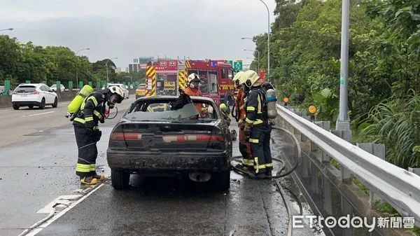 ▲國道3號南下67.4公里龍潭路段，11日清晨7時05分發生一起火燒車事件。（圖／記者楊熾興翻攝，下同）