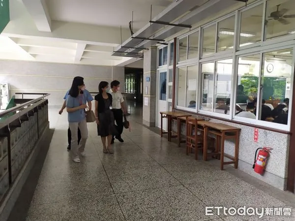 ▲▼花蓮考區典試委員及考選部專門委員等巡視花崗國中試區，並慰勉花蓮試務中心同仁付出。（圖／花蓮縣政府提供，下同）