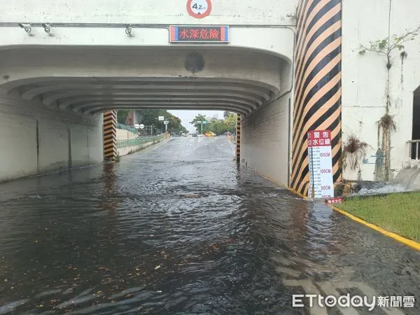 ▲台南市小東路地下道受強降雨影響，積水20公分深。（圖／記者林悅翻攝，下同）