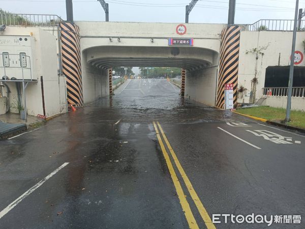 ▲台南市小東路地下道受強降雨影響，積水20公分深。（圖／記者林悅翻攝，下同）