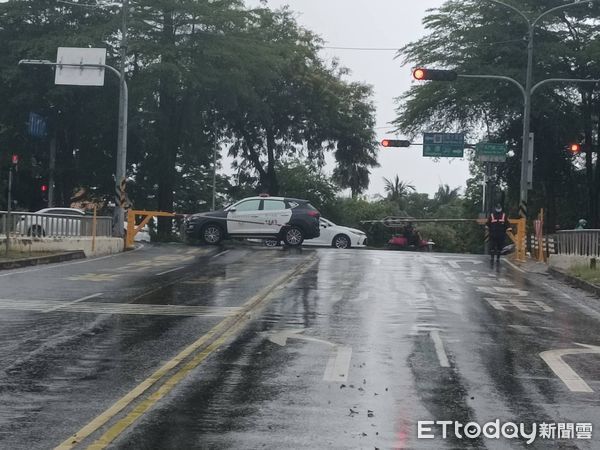 ▲台南市小東路地下道受強降雨影響，積水20公分深。（圖／記者林悅翻攝，下同）