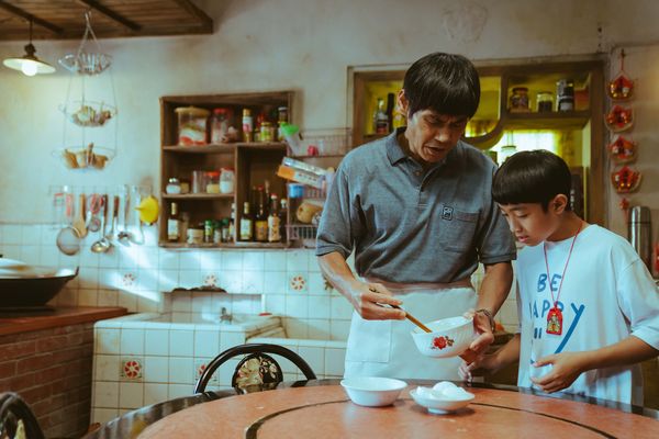 ▲▼《百味小廚神》夏靖庭（左）和阮柏皓飾演祖孫。             。（圖／紅衣小女孩股份有限公司提供）