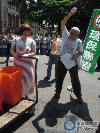 台灣反核行動聯盟召集人高成炎（右）。（圖／記者賴于榛攝，下同）