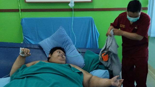 ▲▼印尼胖男法吉里（Muhammad Fajri）就醫。（圖／翻攝推特）