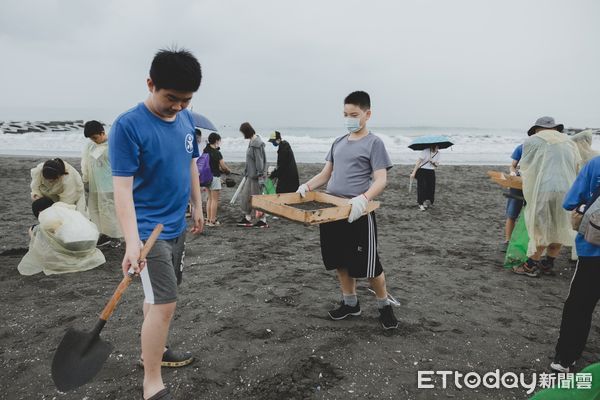 ▲台南市環保局11日在黃金海岸舉辦「國家海洋日Fun海旅程」活動，除展示海廢循環再利用、海廢變藝術等作品、結合民間單位淨灘。（圖／記者林悅翻攝，下同）