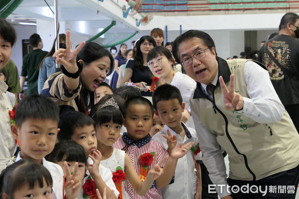 ▲台南市長黃偉哲出席第四幼兒園的畢業典禮，讓幼兒和家長又驚又喜。（圖／記者林悅翻攝，下同）