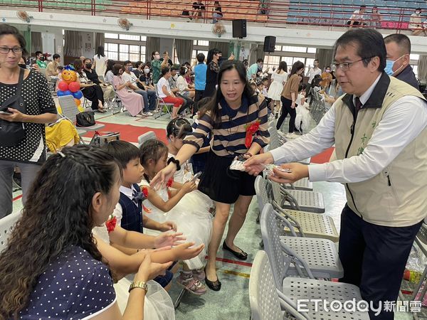 ▲台南市長黃偉哲出席第四幼兒園的畢業典禮，讓幼兒和家長又驚又喜。（圖／記者林悅翻攝，下同）