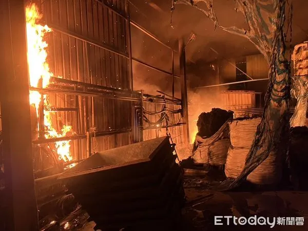 台南喇叭鎖鐵皮工廠深夜大火。（圖／民眾提供）