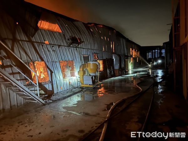 台南喇叭鎖鐵皮工廠深夜大火。（圖／民眾提供）