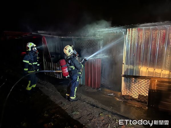 ▲▼金門鐵皮屋養雞場深夜火警             。（圖／記者林名揚翻攝）