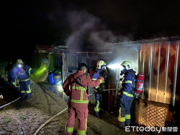 ▲▼金門鐵皮屋養雞場深夜火警             。（圖／記者林名揚翻攝）