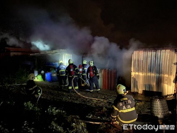 ▲▼金門鐵皮屋養雞場深夜火警             。（圖／記者林名揚翻攝）