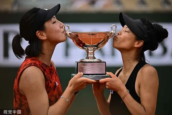 ▲「海峽組合」謝淑薇及王欣瑜拿下2023法網女雙冠軍。（圖／CFP）
