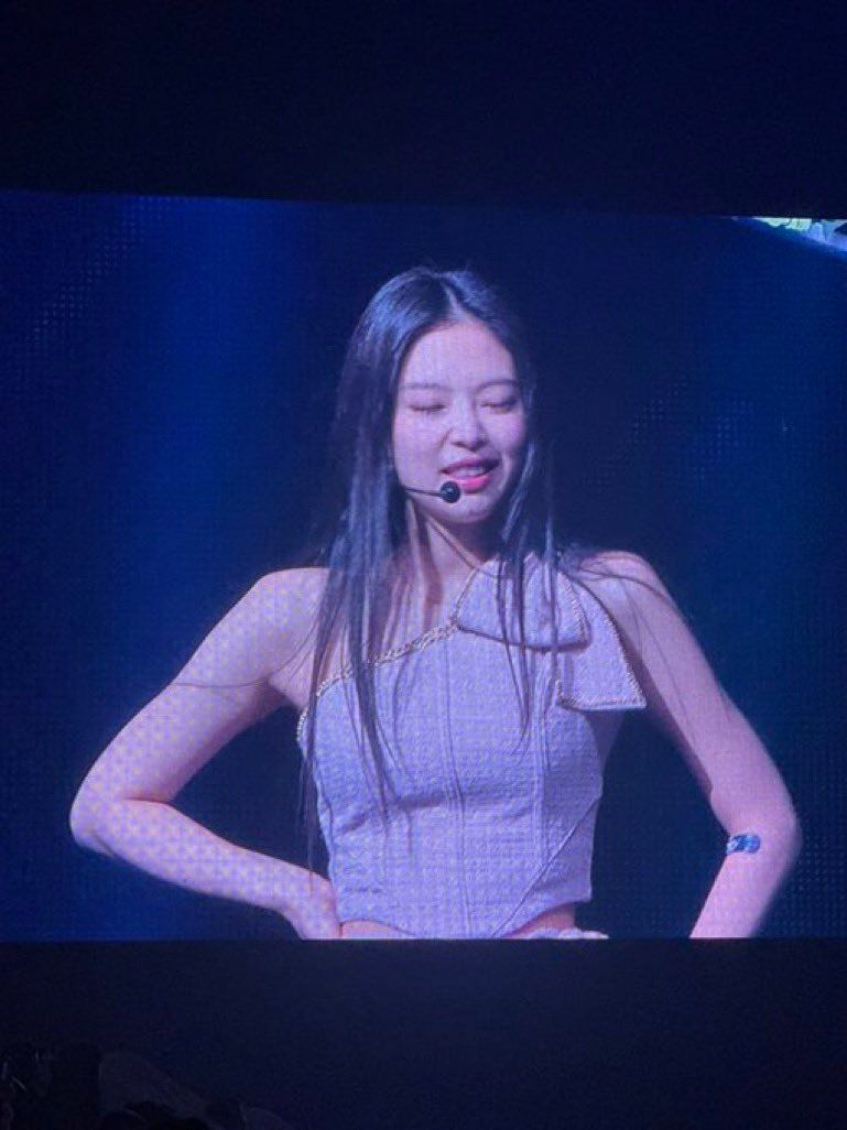 ▲Jennie唱到一半就下台離場，由保全攙扶回到後台。（圖／翻攝自微博）