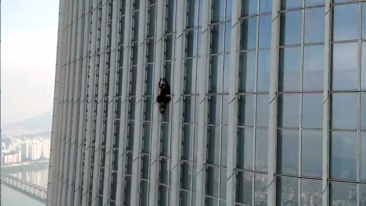 ▲▼英國男子湯普森12日上午攀爬上樂天世界塔72層樓高的外牆。（圖／首爾松坡警察署）