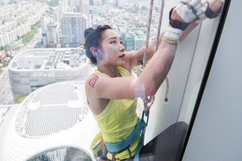 ▲▼南韓職業女攀爬運動員金慈仁曾於2017年成功創下樂天世界塔至今唯一的登頂紀錄。（圖／Instagram／allezjain）