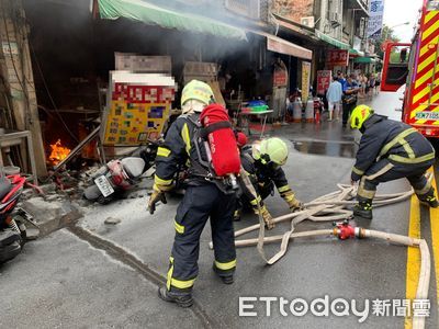 快訊／屏東市機車撞瓦斯桶氣爆起火！4男1女送醫