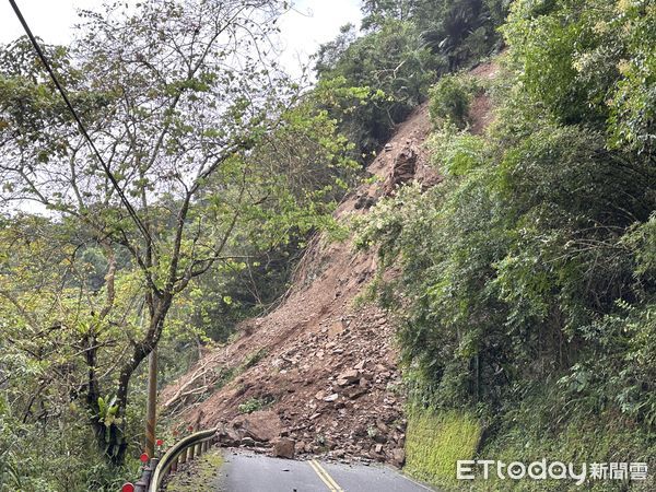 ▲太平山邊坡坍方，造成228人受困山上。（圖／記者游芳男翻攝，下同）