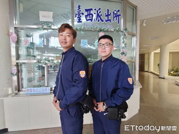 ▲警察節前夕，台西警友辦事處主任吳祥斌及中華民國雲林同鄉總會副總會長林進忠、副主任吳俊德特別訂製帥氣飛行夾克，送給台西分局的員警。（圖／記者蔡佩旻翻攝）