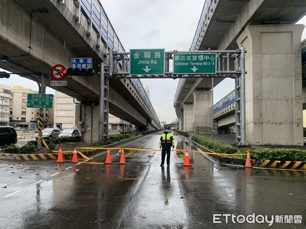 ▲▼高雄后安路往新生路方向淹水半顆輪胎影響行車安全，目前已管制進入。（圖／記者賴文萱翻攝）