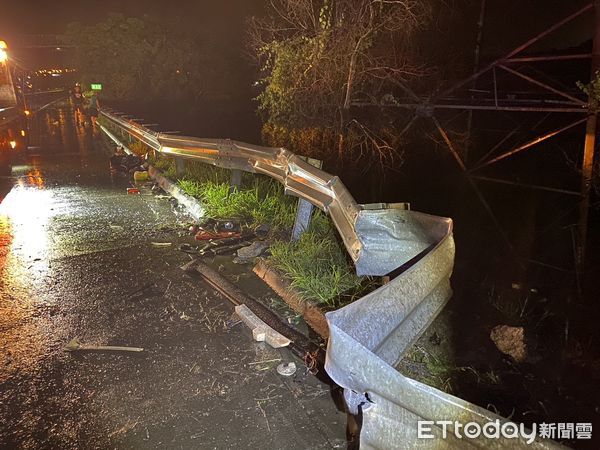 ▲▼外側護欄遭撞凹，其他線道路面也一片狼藉。（圖／記者高堂堯翻攝）