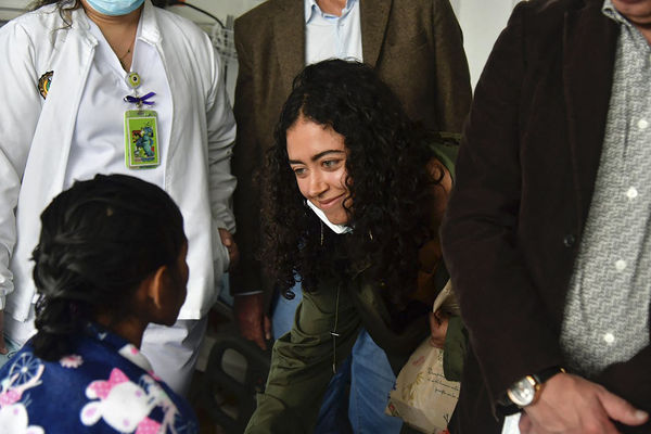 ▲▼哥倫比亞總統裴卓（Gustavo Petro）的女兒探望其中一名獲救孩童。（圖／CFP）