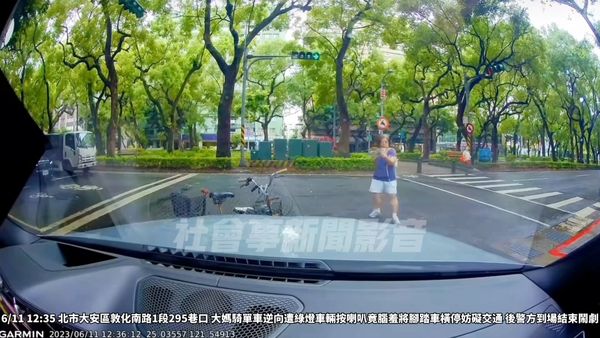 ▲老婦人遭汽車駕駛按喇叭後霸氣攔車報警，警方到場處理。（圖／翻攝社會事新聞）