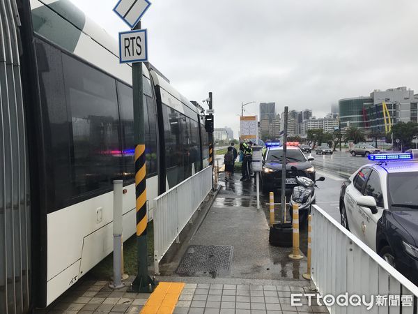 ▲▼疑太靠近軌道！18歲男月台「擦撞高雄輕軌」　警方到場疏導。（圖／記者賴文萱翻攝）